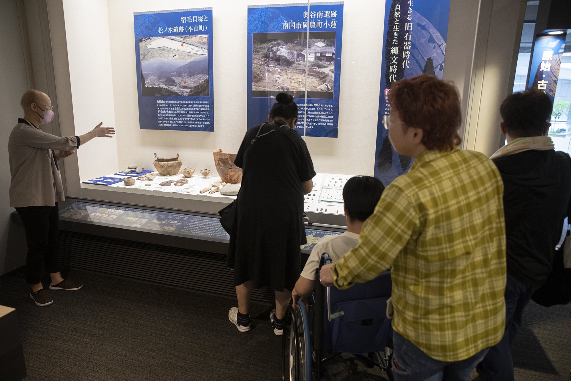 文化施設の展示を見学する参加者
