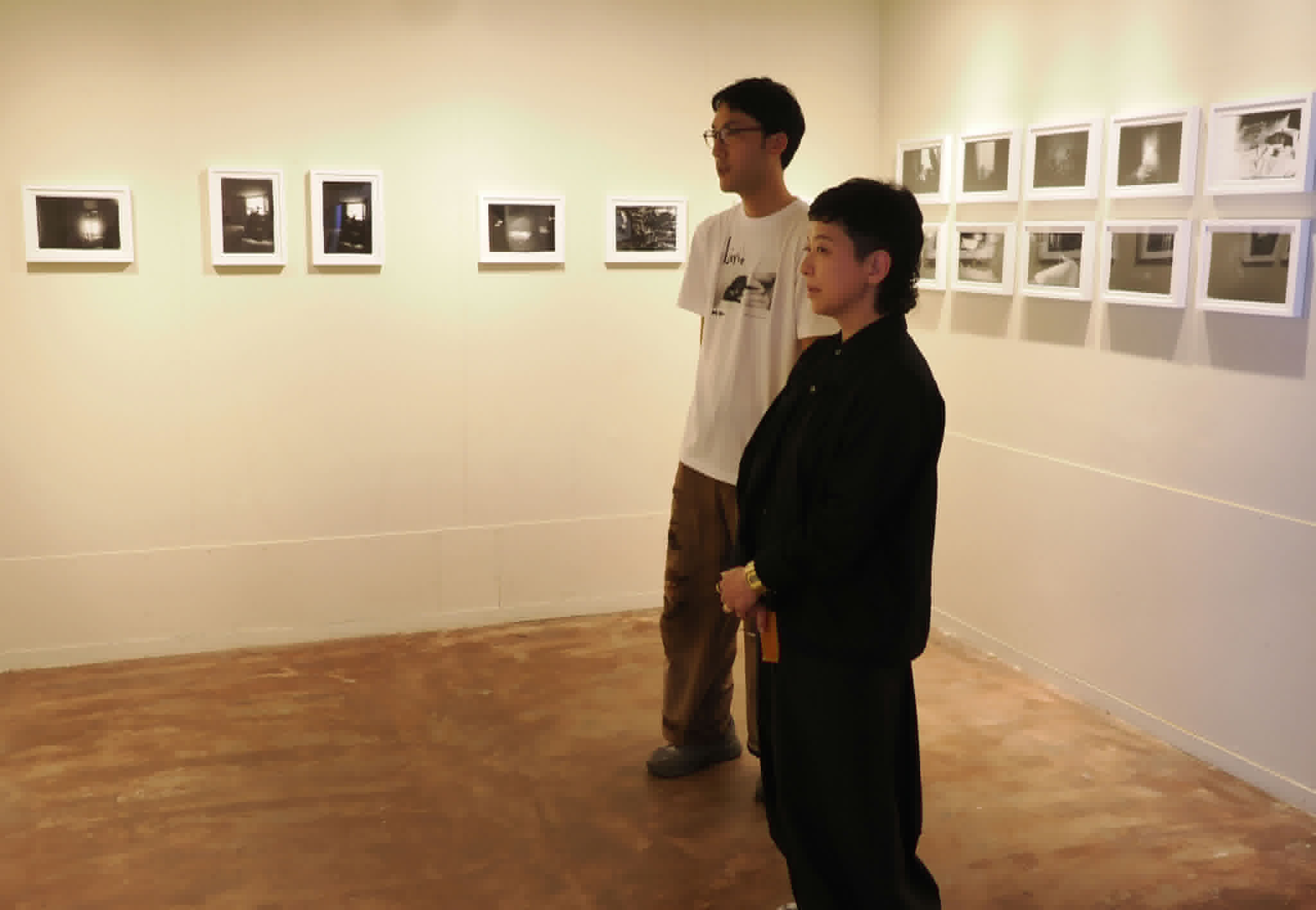 写真展の会場で話す野村佐紀子と町口覚