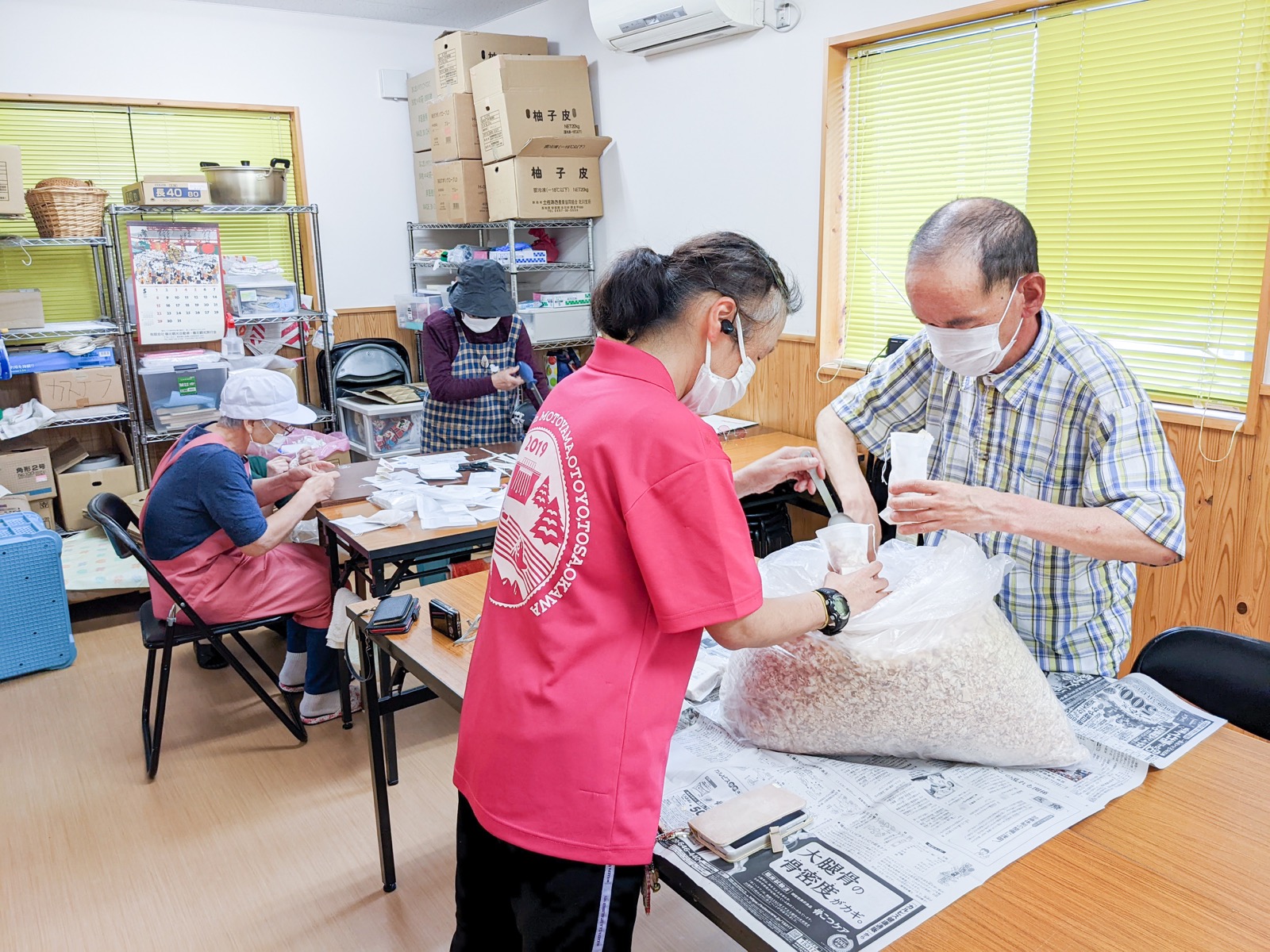 れいほくの里どんぐりで木の香り袋を制作する様子